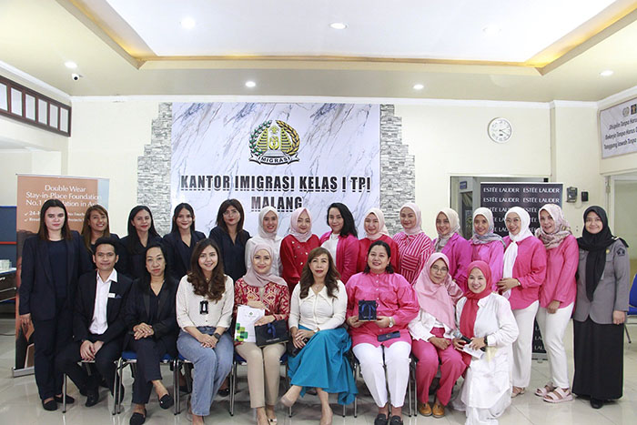 Dharma Wanita Imigrasi Malang dan narasumber berfoto bersama usai Beauty Talkshow peringatan Hari Kartini