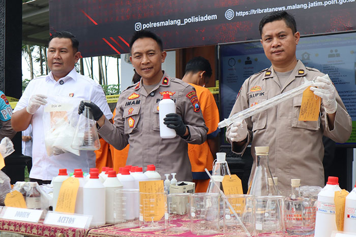 Polres Malang menunjukkan bahan-bahan yang ditengarai sebagai bahan dasar sabu