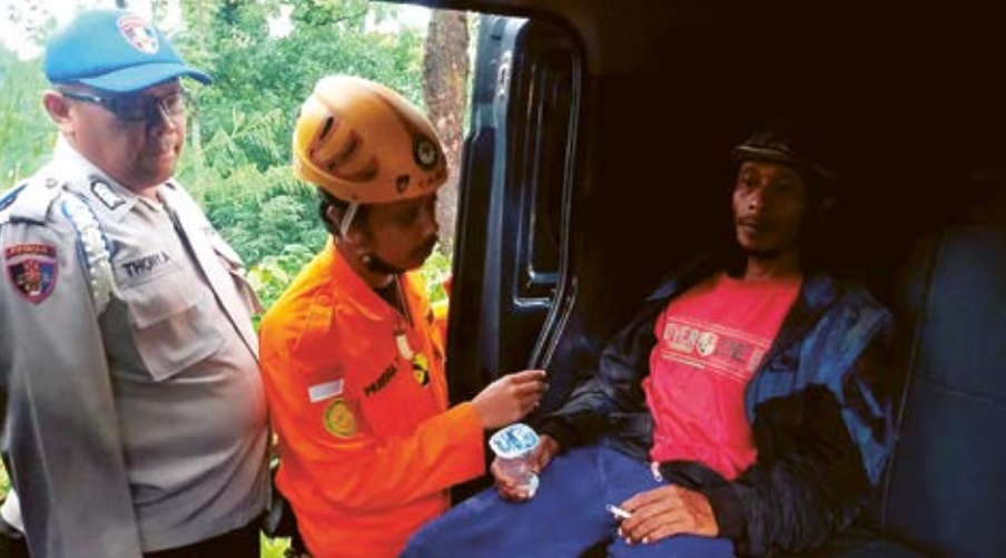 Relawan dan polisi menjemput Setiawan yang ditemukan di kawasan perkebunan Desa Bambang, Kecamatan Wajak, setelah menghilang dari rumahnya di Desa Sanankerto, Turen