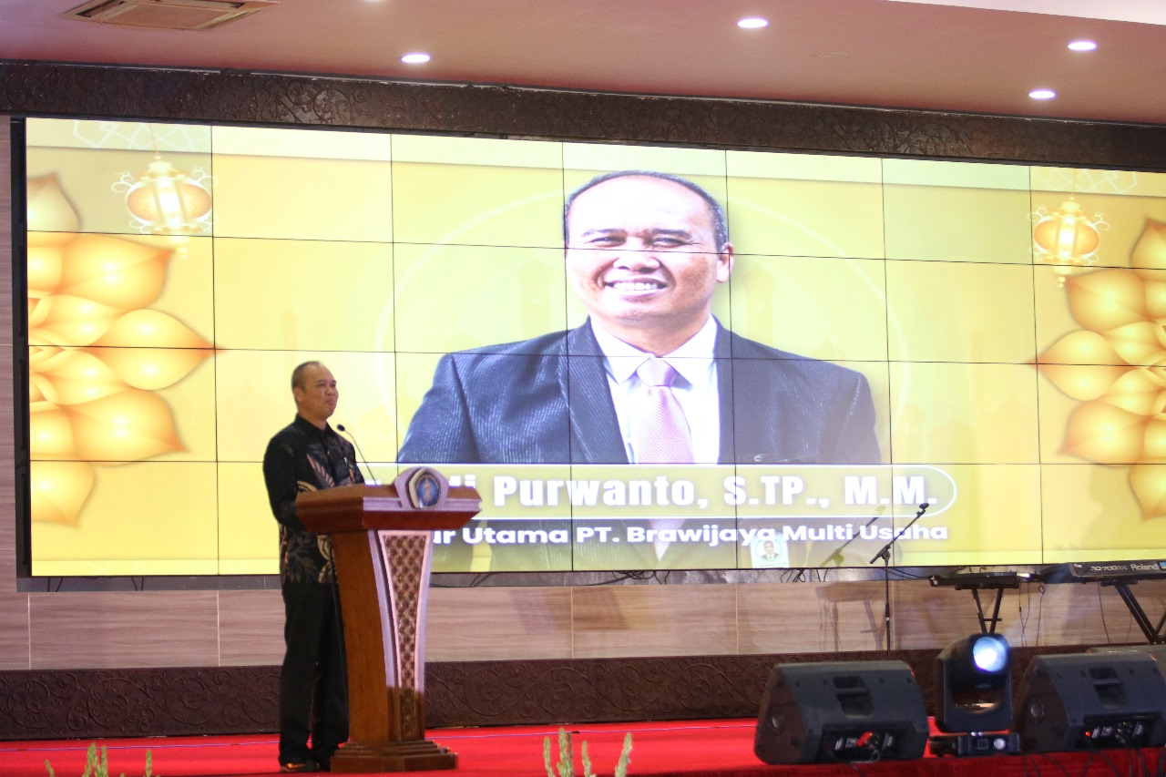 CAPAIAN POSITIF: Direktur Utama PT Brawijaya Multi Usaha Dr. Edi Purwanto, S.TP., M.M, saat memberi sambutan di acara Halal Bi Halal dan Grand Launching Tiga Unit Bisnis di Samantha Krida (23/4)