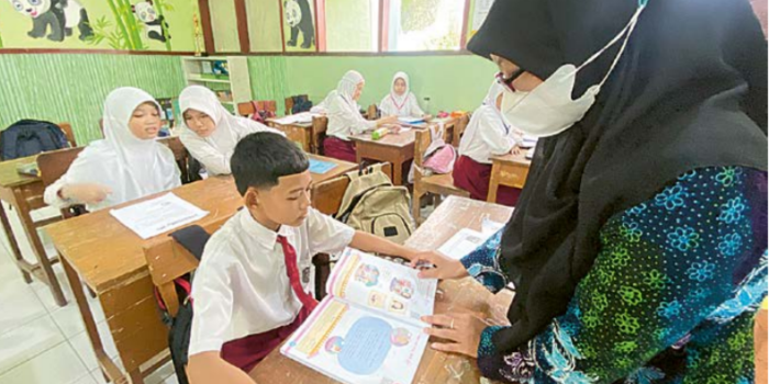 SAMBUT MULOK BARU: Salah satu guru di SD Negeri Sumbersari 3 menjelaskan materi pelajaran kepada siswanya, kemarin (22/4)
