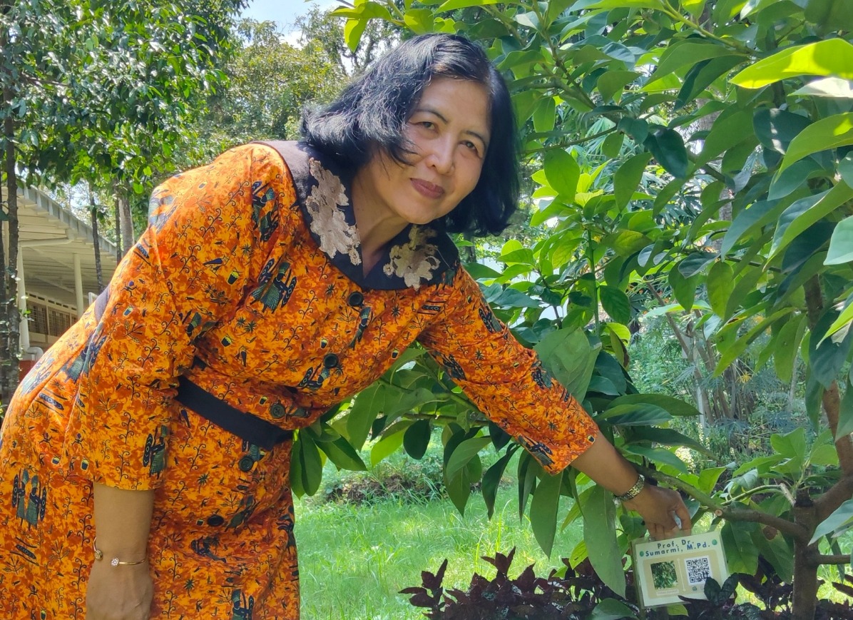 Guru Besar Bidang Geografi Ling&shy;kungan Uni&shy;versitas Negeri Malang