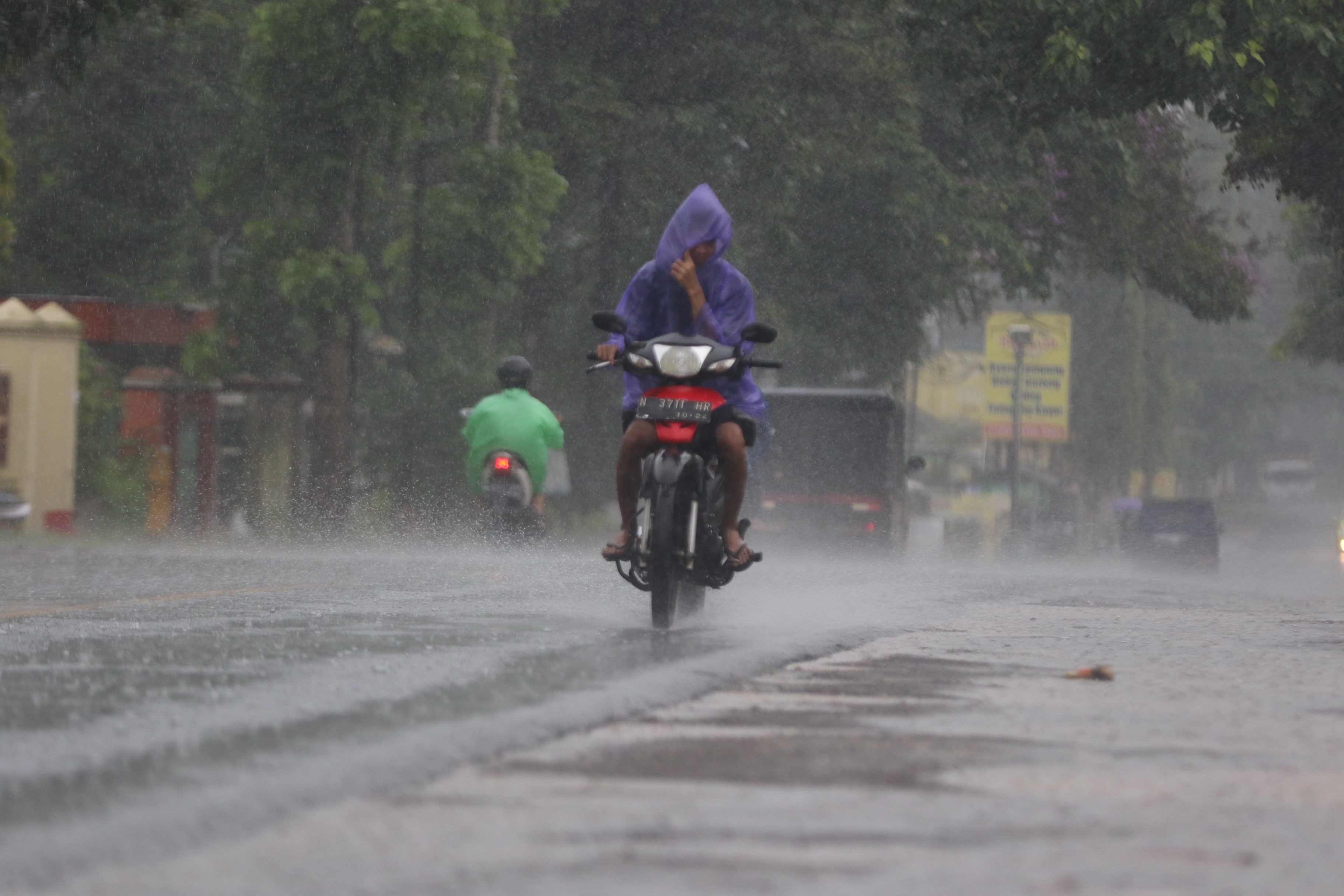 PANCAROBA: Pengendara melintasi Jalan Raya Sumberpucung. Hujan diperkirakan akan berlangsung hingga akhir April, setelah itu memasuki musim kemarau.