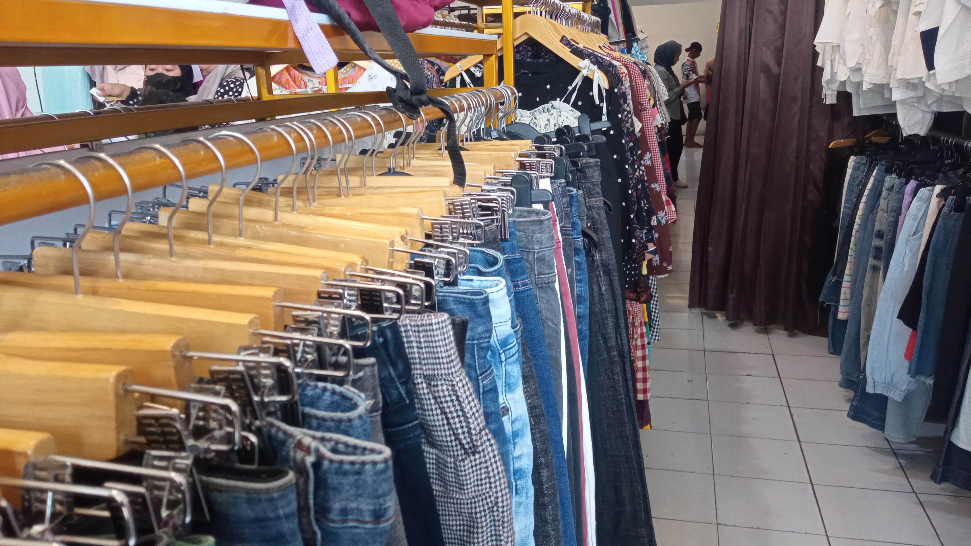 LARIS MANIS: Salah satu thrift shop di Wagir menjadi pilihan pelanggan yang berburu baju impor bekas.