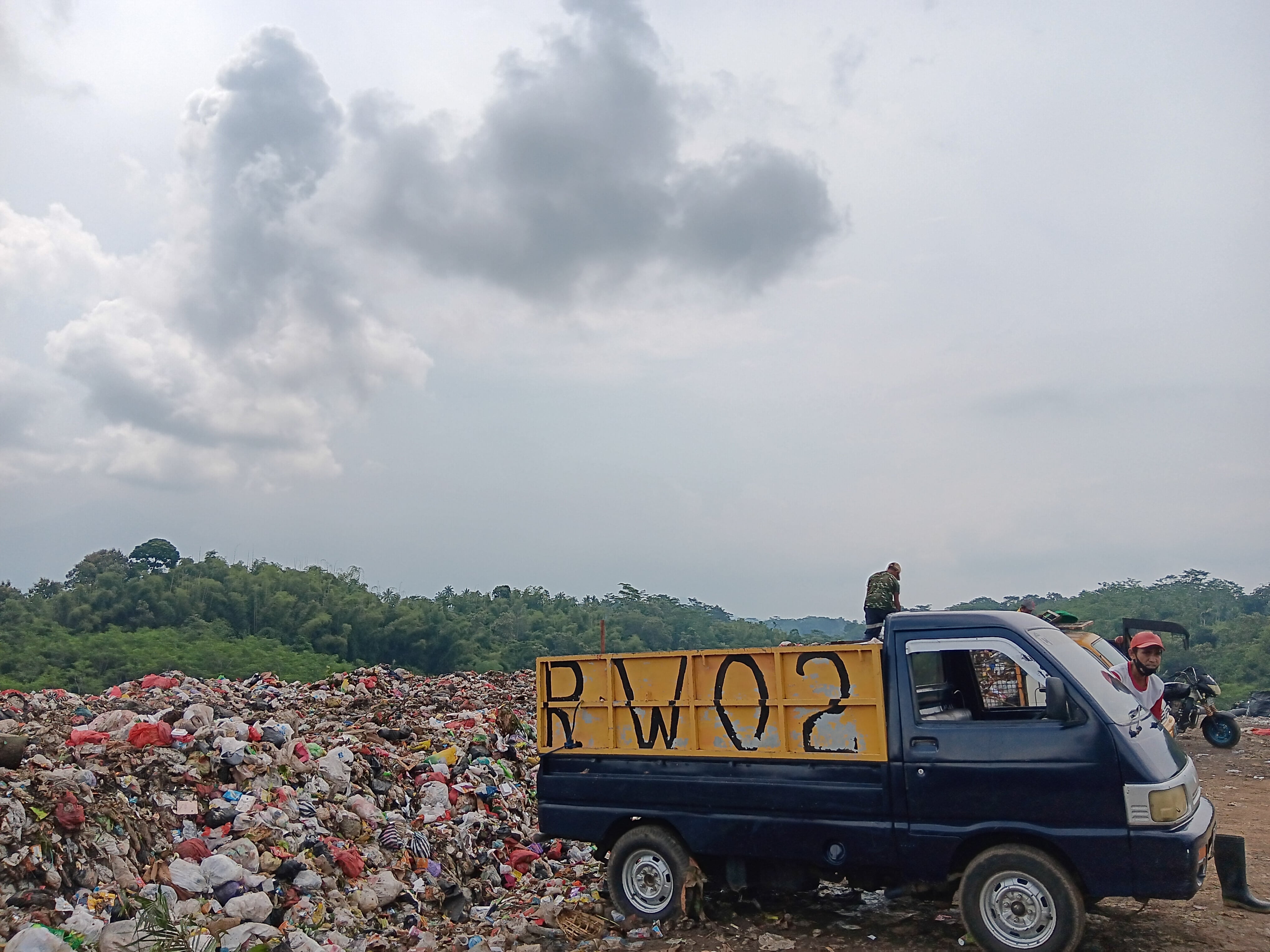 sampah menumpuk di TPA Talangagung, Kepanjen. Jumlahnya terus bertambah setiap tahun.