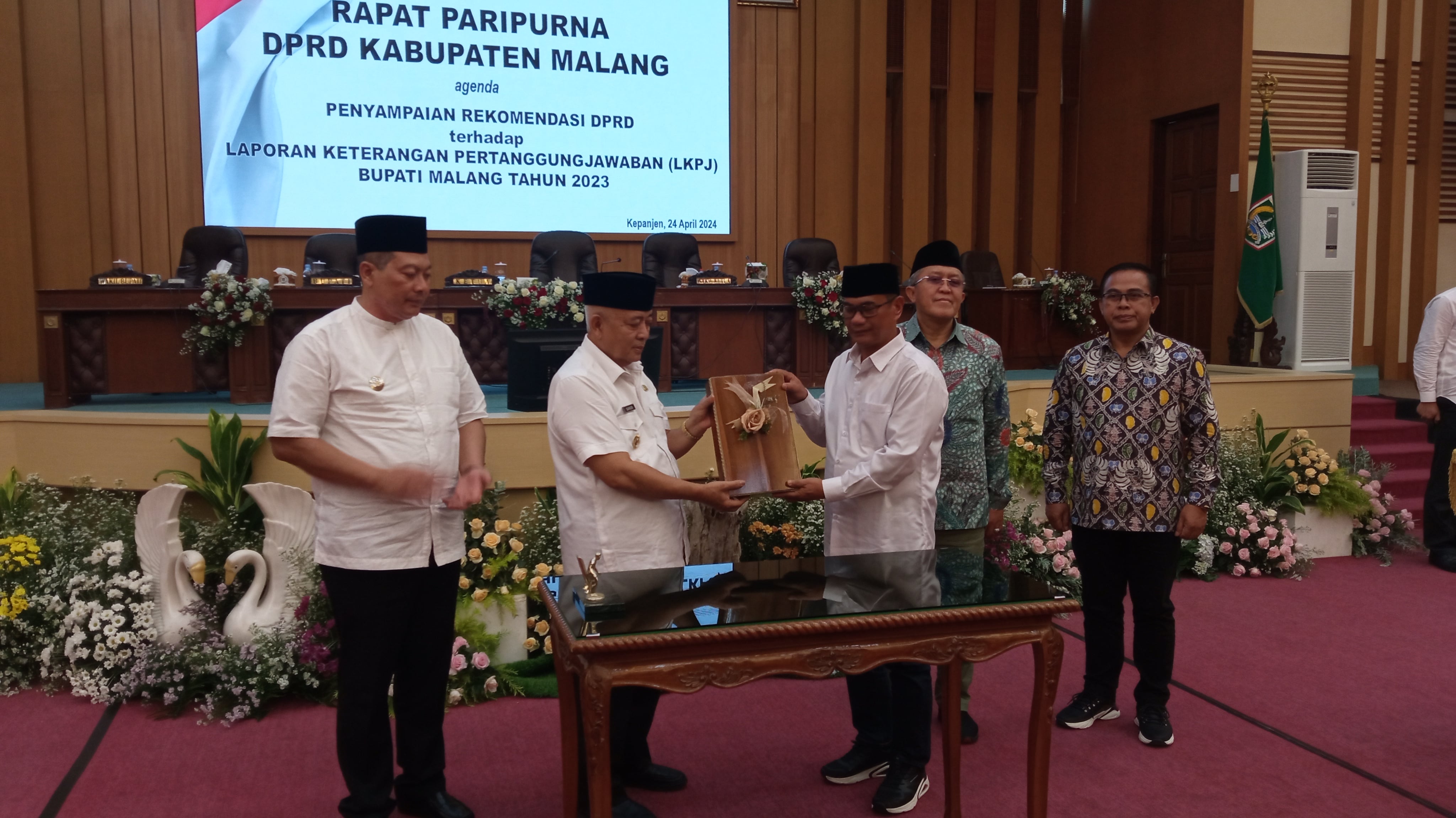 SIDANG PARIPURNA: Bupati Malang H M. Sanusi (dua dari kiri) menerima draf berisi beberapa rekomendasi DPRD Kabupaten Malang kemarin (24/4)