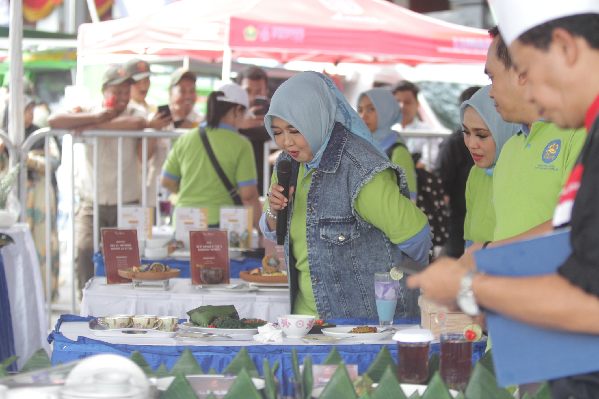 Pj Ketua TP PKK Kota Malang Hanik Andriani Wahyu Hidayat melihat hidangan yang dibuat para peserta. (Satra Cahyono/Radar Malang)