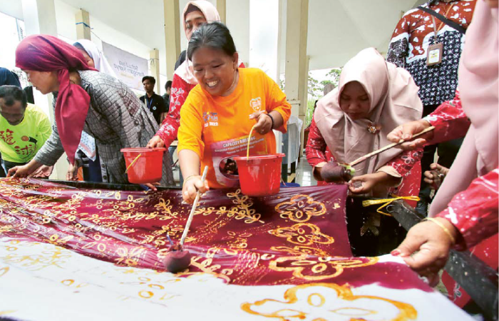 RUTIN TIAP BULAN: Pasien di Posyandu Jiwa Desa Wonorejo, Kecamatan Singosari bersama-sama membatik di selembar kain, kemarin.