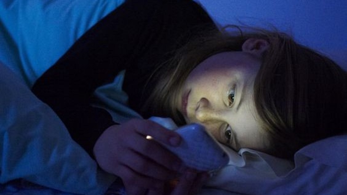 Ilustrasi perempuan sedang sleep call dengan pasangannya. (Pinterest)
