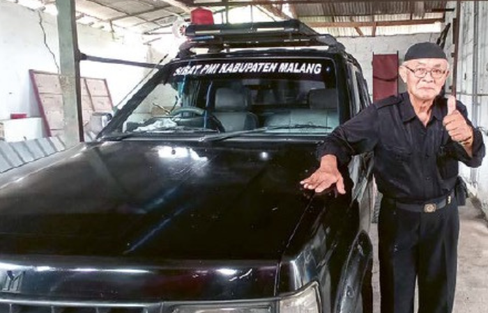 BERJIWA SOSIAL: Suhardoyo berada di garasi rumahnya, Desa Sumbergesing Wetan, Kecamatan Gedangan, Kabupaten Malang, kemarin.