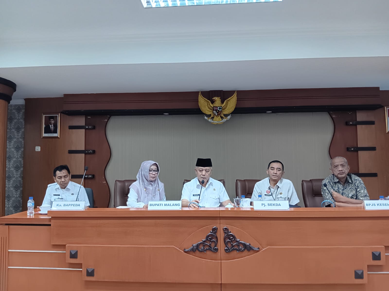 DEMI KESEHATAN WARGA: Bupati Malang H M. Sanusi (tengah) memimpin rapat yang membahas pengaktifan kembali kepesertaan BPJS warga Penerima Bantuan Iuran Daerah (PBID) di Kepanjen kemarin.