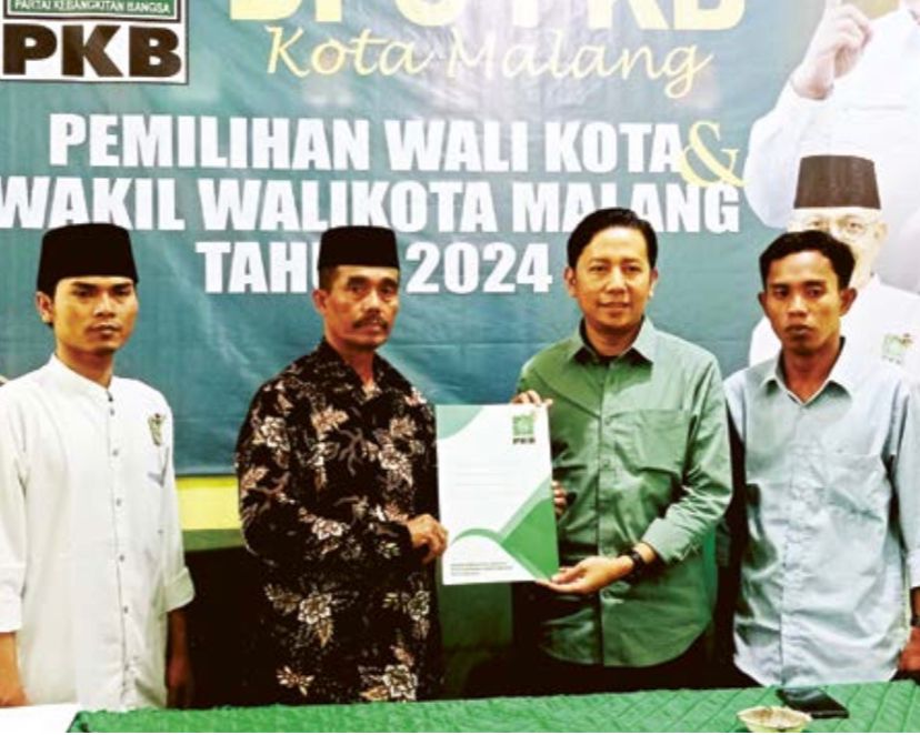 Imam Supandi (kiri) menyerahkan berkas pendaftaran calon Wali Kota Malang dari PKB pada M Anas Muttaqin, pengurus PKB Kota Malang