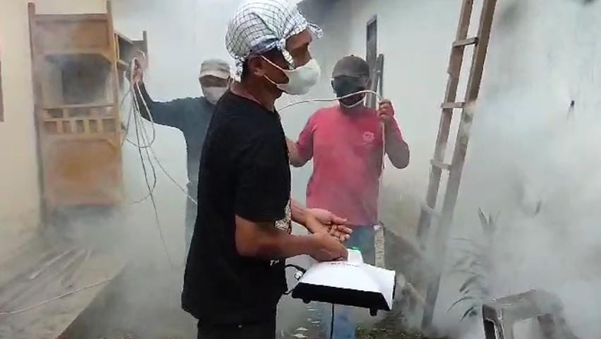 Pemuda Desa Pringu melakukan fogging untuk memberantas nyamuk penyebab DBD