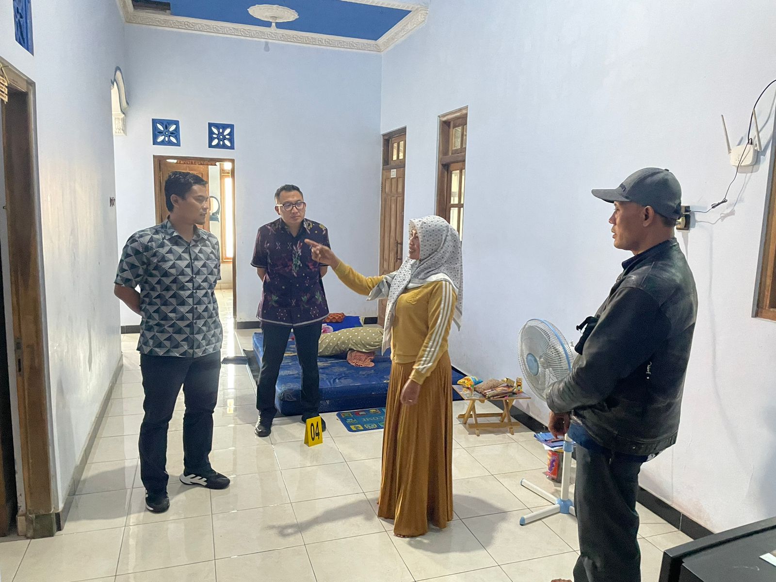 Korban memberikan keterangan terkait peristiwa perampokan di rumahnya, Desa Tumpakrejo, Kecamatan Kalipare, Kabupaten Malang.