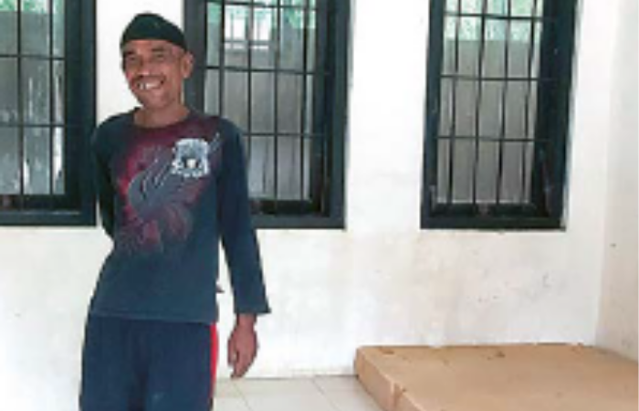 Foto kiri, seorang penghuni berada di kamarnya.