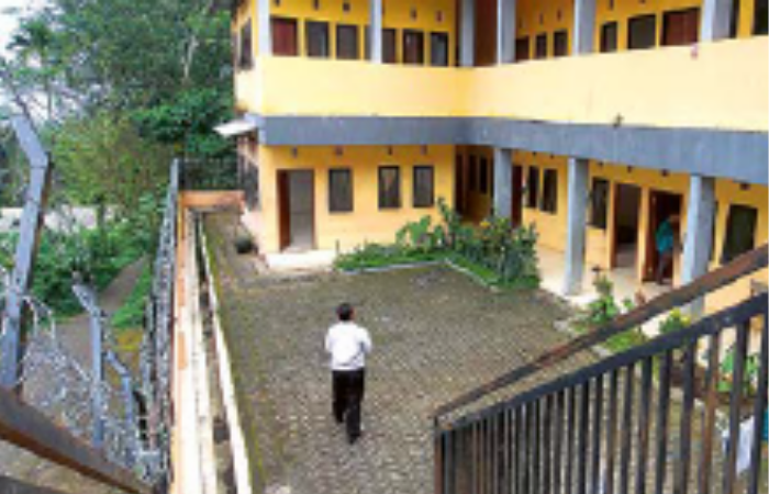 PENGAMANAN: Gedung penampungan di kampung Baran, Kelurahan Tlogowaru, Kedungkandang dikelilingi pagar dengan kawat berduri.