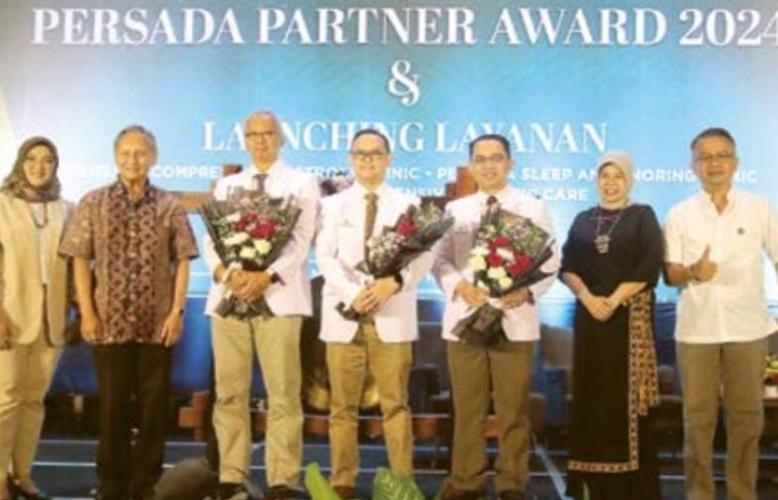 Narasi Foto: LAYANAN PRIMA: Para pimpinan Persada Hospital foto bersama setelah meresmikan tiga layanan baru kemarin.