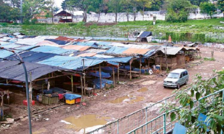 TINGGAL DUA PEKAN: Tenda dan lapak pedagang pagi di Stadion Brantas, Kota Batu, bakal dibongkar. (DARMONO/RADAR MALANG)