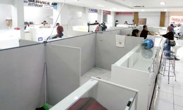 PINDAH LOKASI: Stan gadget di lantai dua Mal Sarinah mulai sepi sejak dua bulan terakhir. Dari 77 pedagang, kini tersisa 35 orang yang berjualan di sana. (SATRIA CAHYONO/RADAR MALANG)