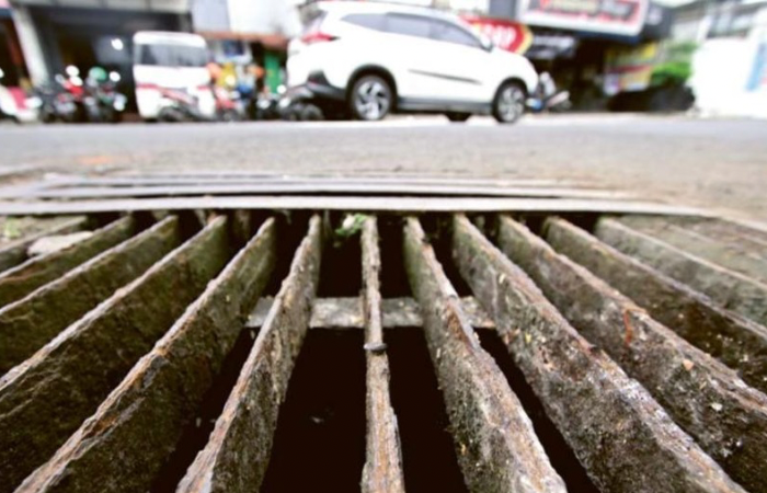 Narasi foto: BIKIN DED BARU: Drainase di Jalan Bondowoso bakal ditata ulang. Itu menjadi bagian dari upaya menangani banjir