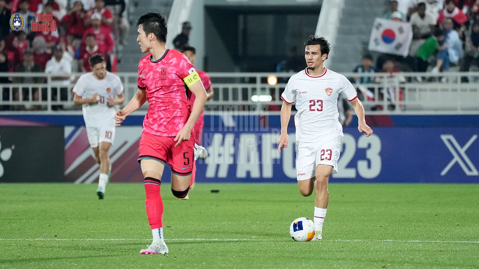 Pemain Timnas Indonesia U-23 Nathan Tjoe A On (kanan) jadi pemain kunci ketika melawan Timnas Korsel semalam.
