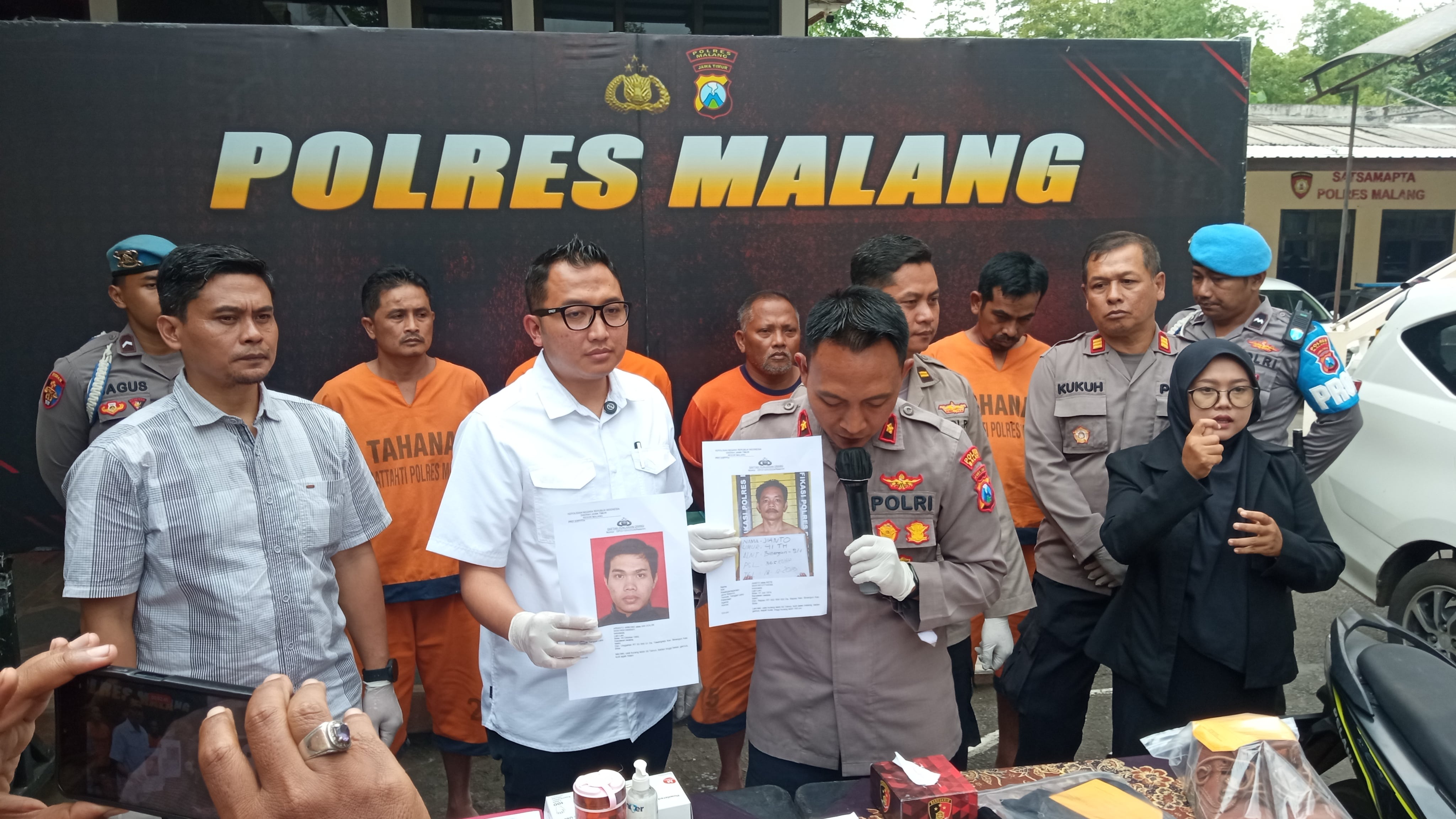 BURU PELAKU: Wakapolres Malang Kompol Imam Mustolih didampingi Kasatreskrim AKP Gandha Syah Hidayat membeber foto dua pelaku yang masuk DPO.