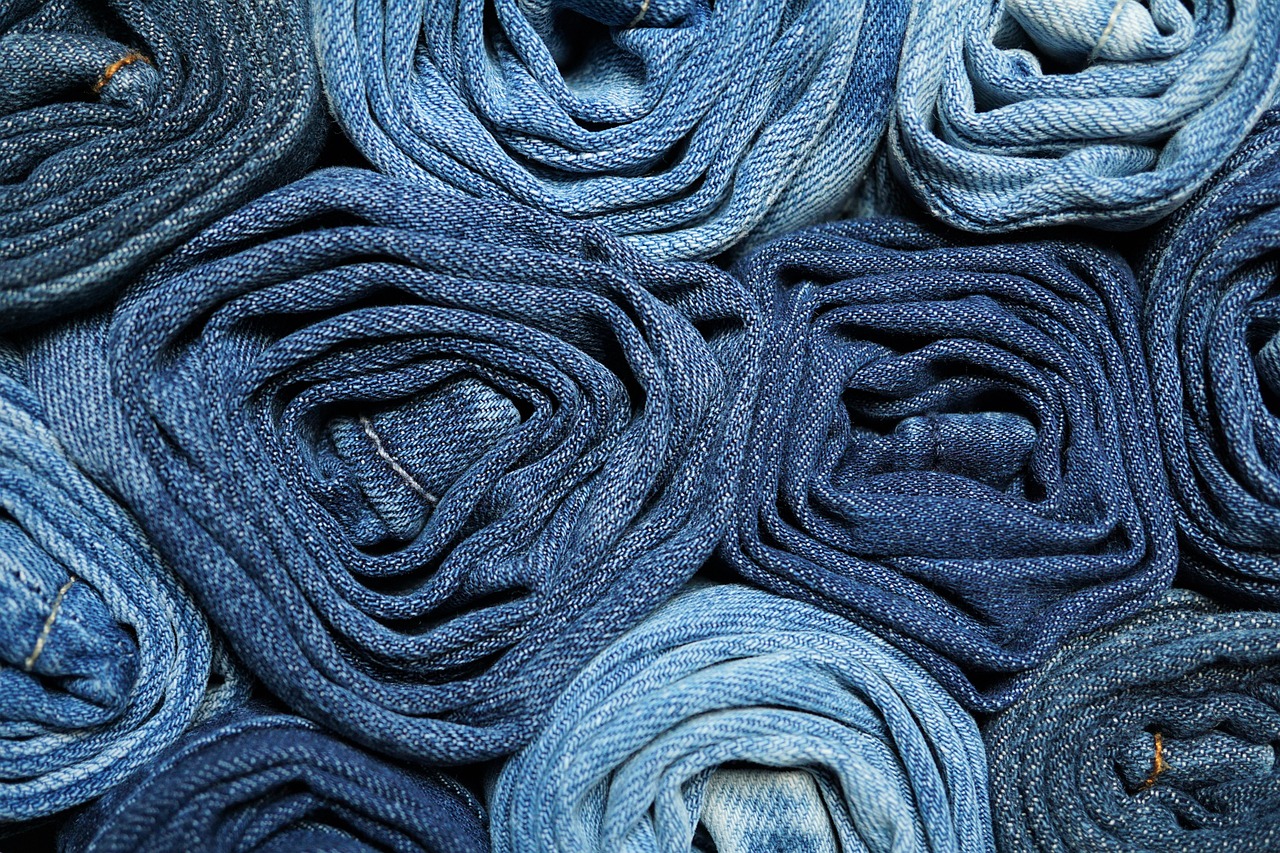 Ilustrasi pakaian berbahan denim. (Pixabay)