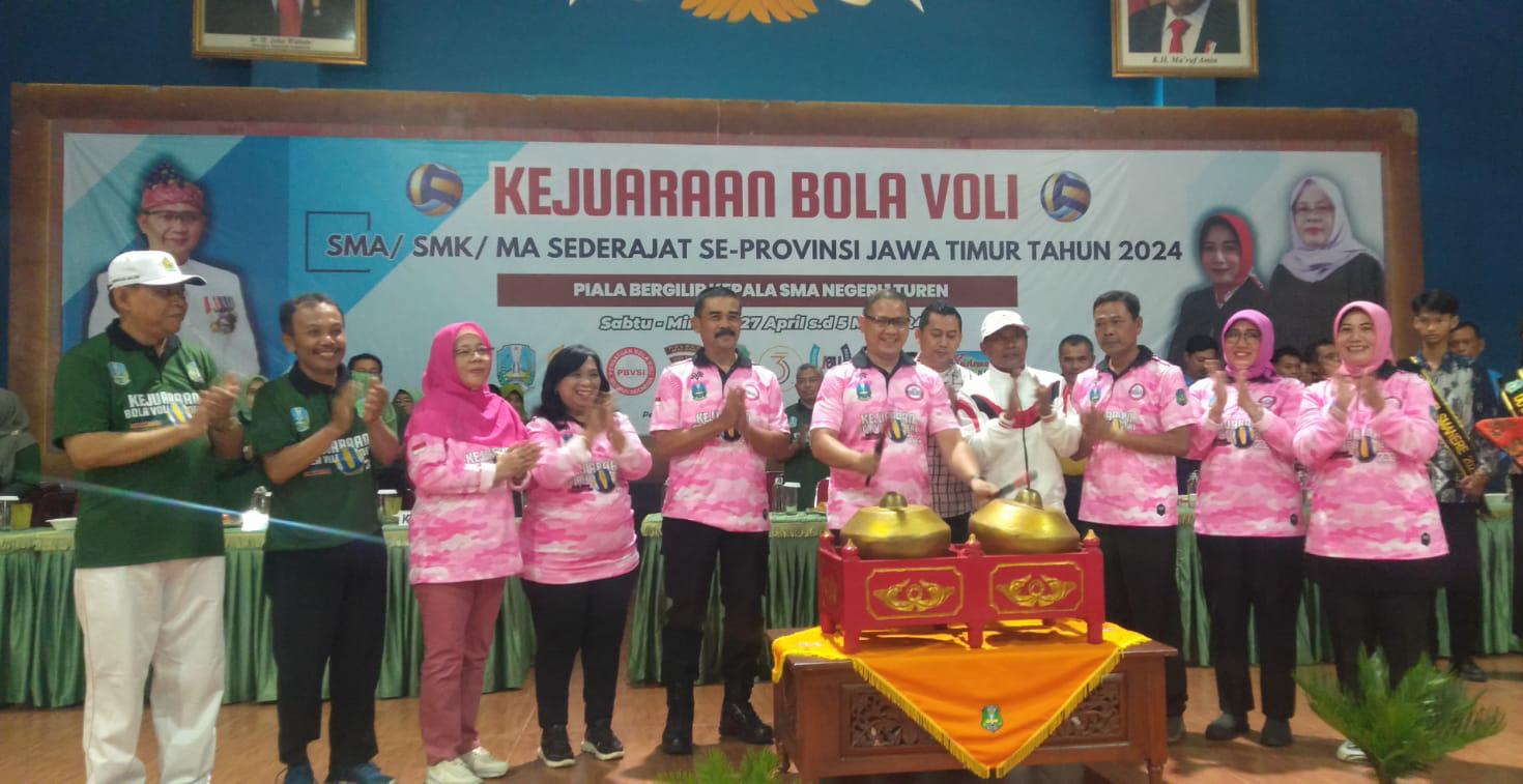 INOVATIF : Kadispenprov Jatim Dr Aries Agung Paewai SSTP MM meresmikan secara langsung rangkaian HUT ke 33 SMKN 1 Turen di GOR SMANERE.