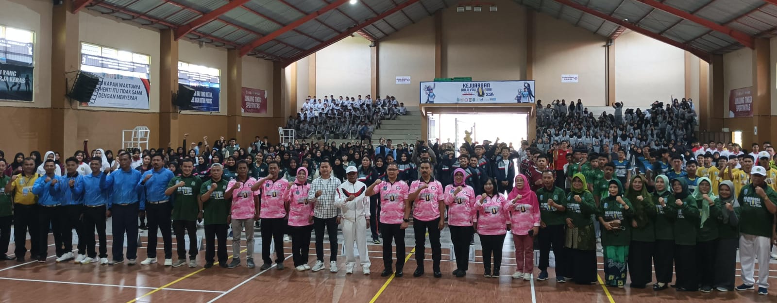 SINERGI : Kadispenprov Jatim Dr Aries Agung Paewai SSTP MM bersama para tamu undangan berfoto bersama dengan peserta Kejuaraan Bola Voli antar SAM/SMK/MA, Sabtu (27/4).