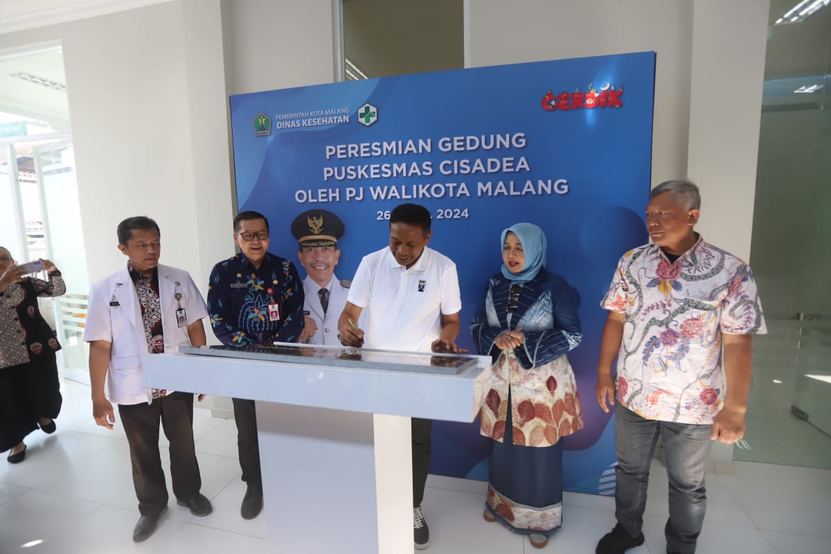 Pj Wali Kota Malang Wahyu Hidayat (tengah) menandatangani plakat peresmian gedung baru Puskesmas Cisadea
