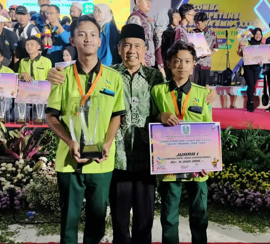 BIKING BANGGA : Kepala SMK NUSA Drs H. Abdul Mujib Syadzili MSi (tengah) bersama Jawara LKS Jatim kategori Landscape and Gardening Dwi Atmaji dan Muhammad Rival.