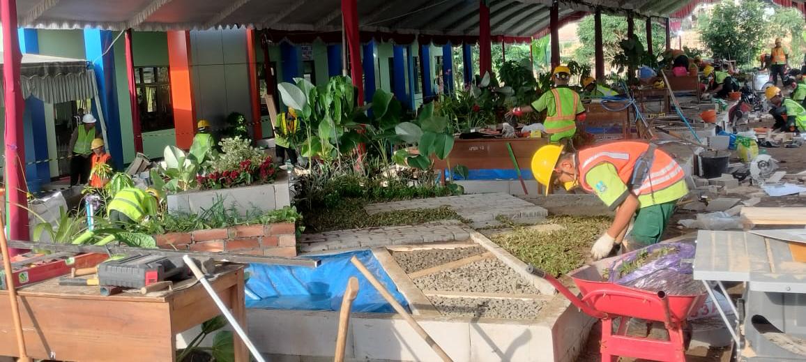 FOKUS : Kecekatan siswa SMK NUSA saat lomba Landscape and Gardening.