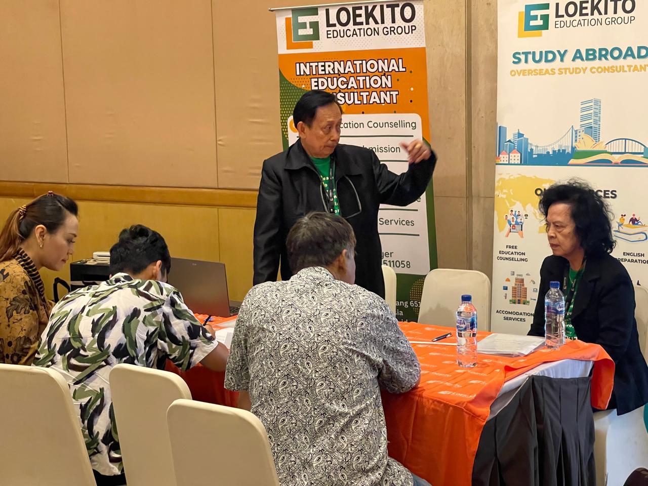 Prof Loekito (berdiri) ketika memberikan penjelasan kepada beberapa pengunjung di Hotel Santika Malang.