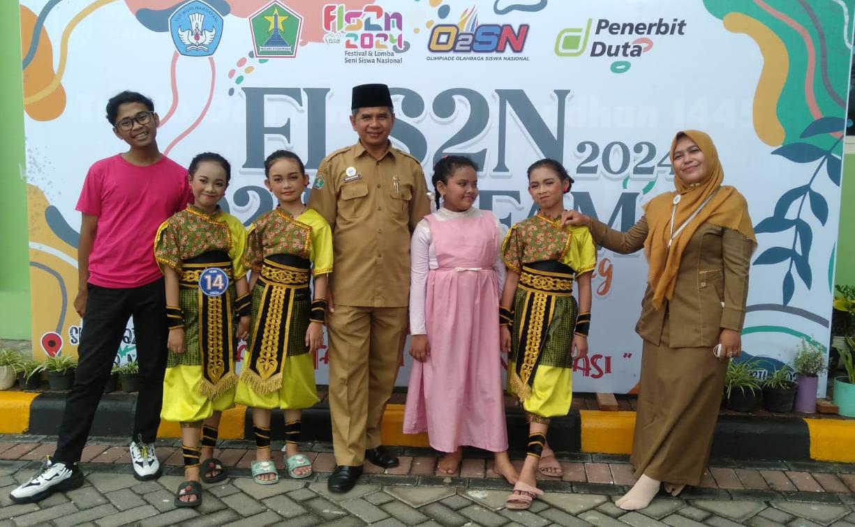 PANUTAN : Kepala SDN Tunjungsekar 1 Budi Harsono MMPd bersama siswa Jawara Seni Tari FL2N, guru ekskul dan pendamping.