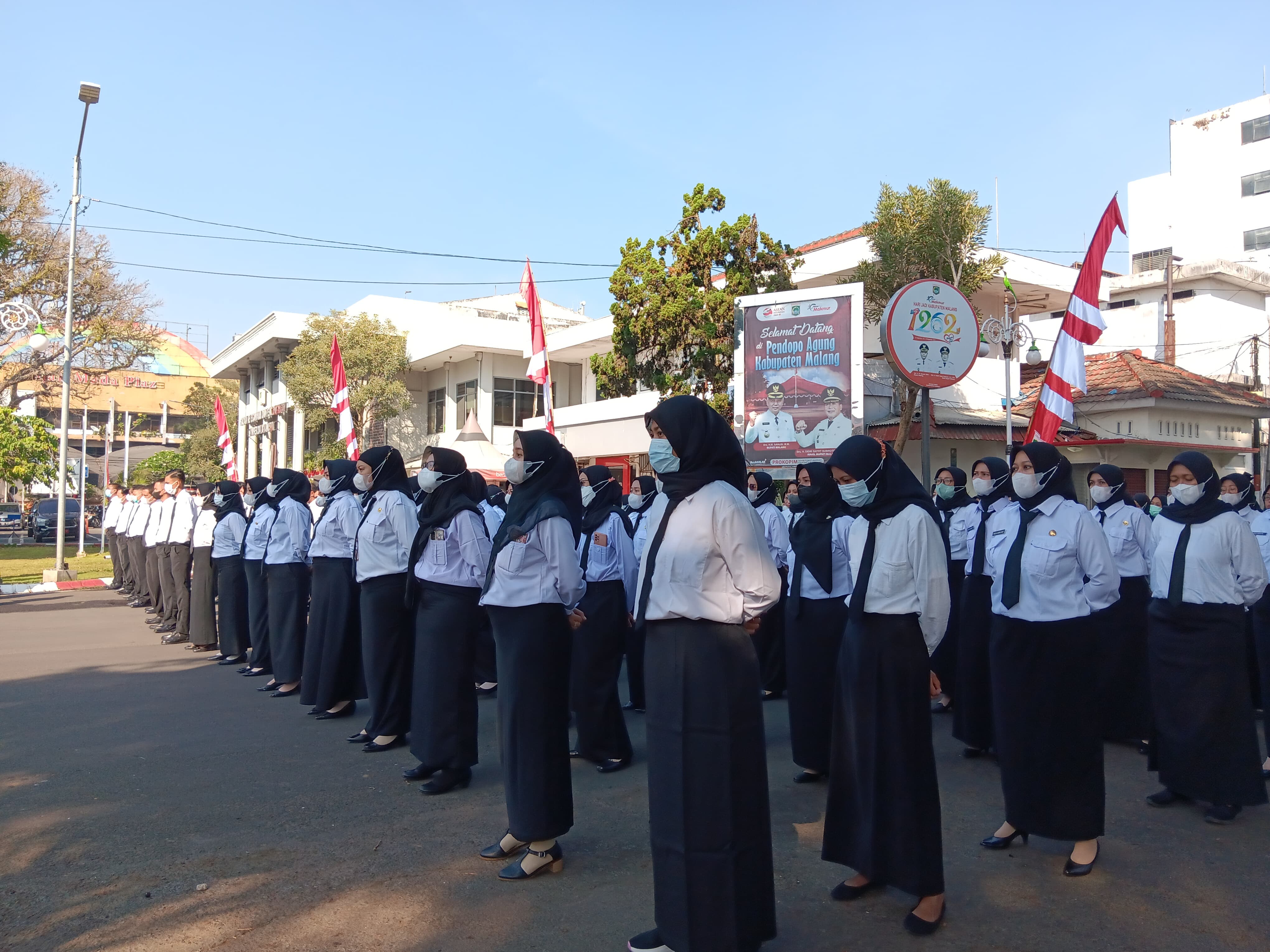 TUGAS BARU MENANTI: Tenaga honorer yang lolos seleksi PPPK 2023 lalu menjalani pengukuhan di pendapa Pemkab Malang.