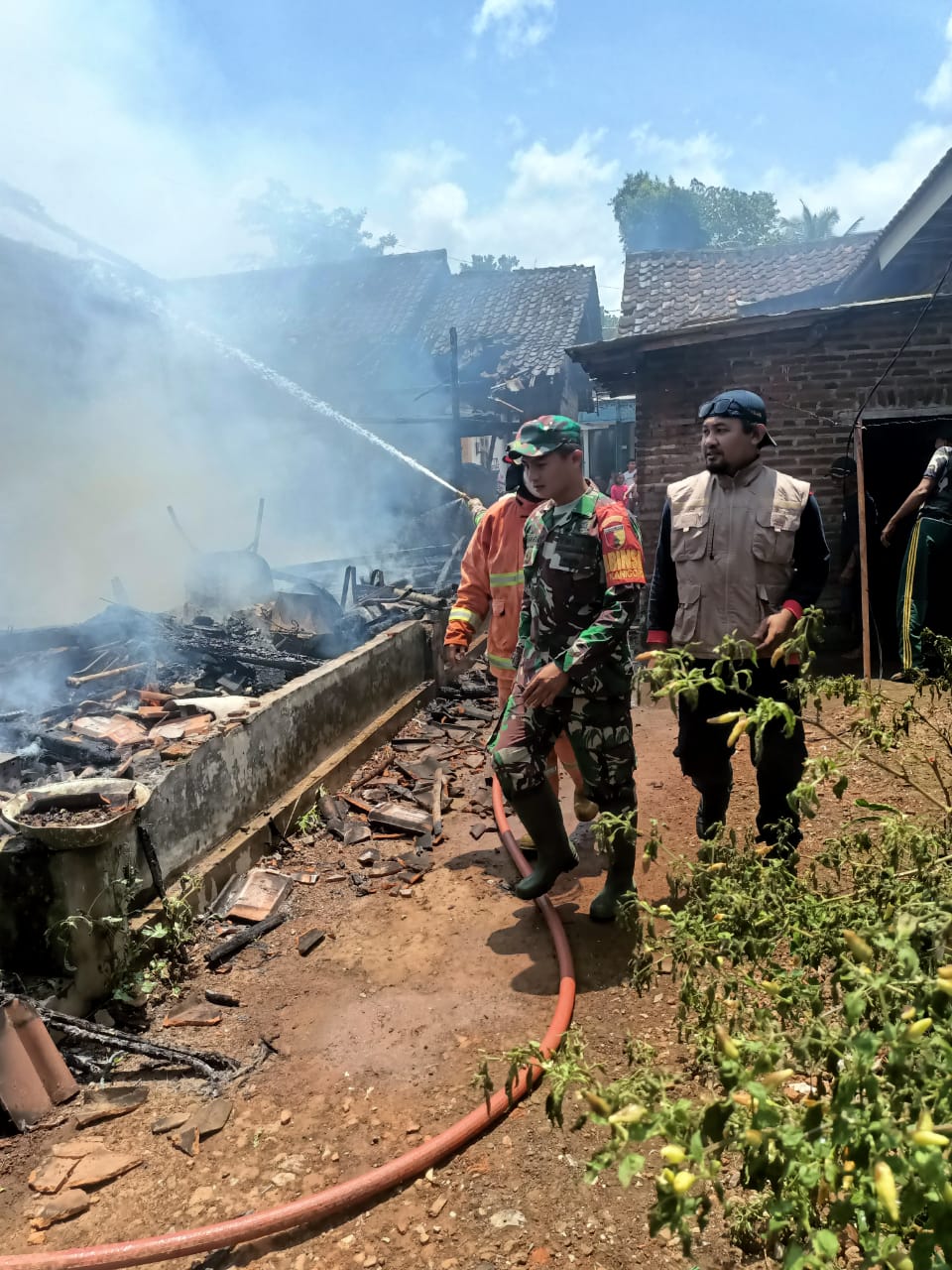 DIDOMINASI KORSLETING: Prajurit TNI bersama Damkar Kabupaten Malang memadamkan kobaran api di desa Kanigoro, Kecamatan Pagelaran, Kabupaten Malang.