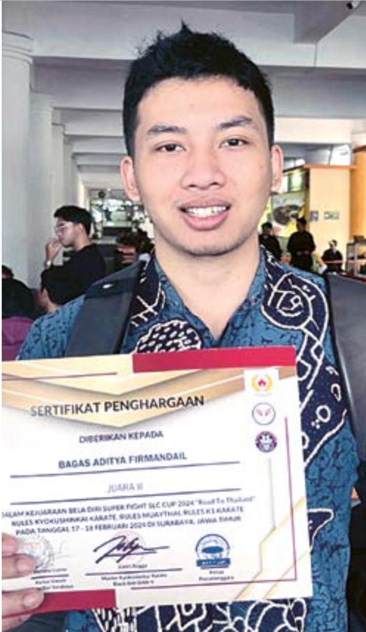 Bagas menunjukkan piagam penghargaan sebagai Juara 2 Muay Thai Tingkat Nasional di UMM kemarin (28/4).
