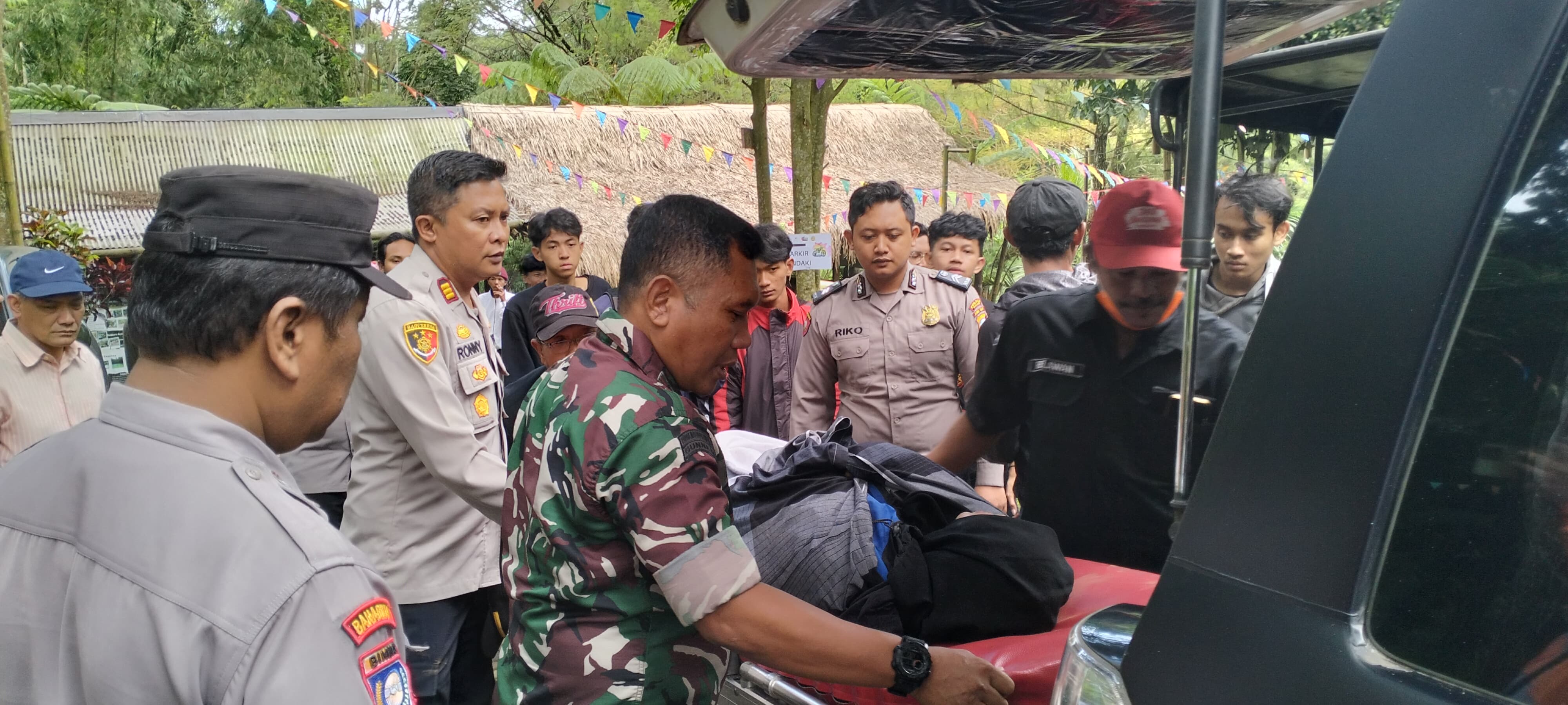 ALAMI HIPOTERMIA: Dua pendaki dievakuasi menggunakan ambulans. Mereka dibawa ke Puskesmas Wagir untuk mendapatkan perawatan.