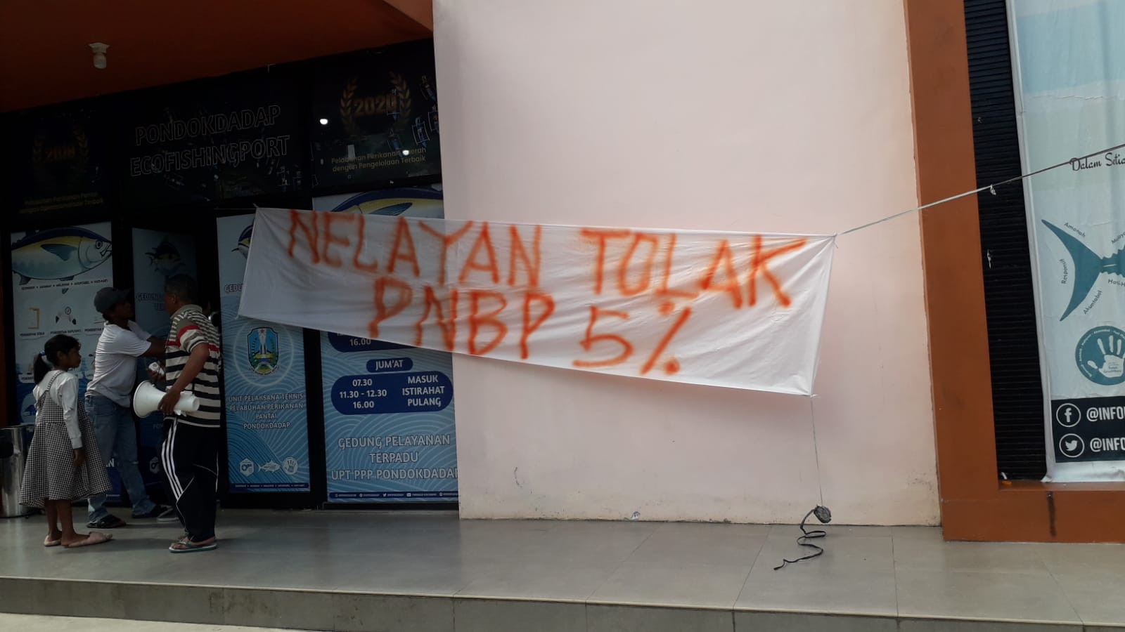 SAMPAIKAN ASPIRASI: Nelayan memasang spanduk berisi penolakan di depan kantor UPT PPP Pondokdadap kemarin (29/4).
