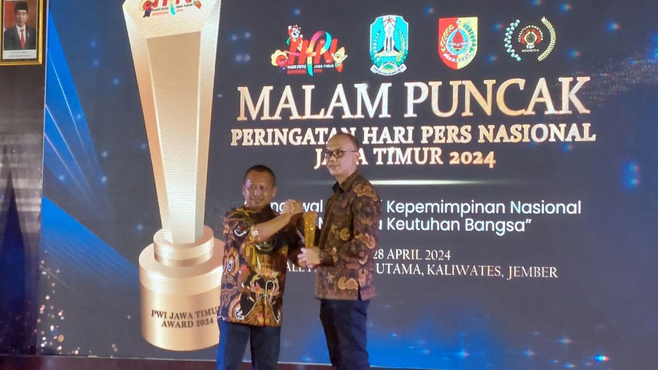FOKUS PERBAIKI JALAN: Kepala DPUBM Kabupaten Malang Khairul Isnaidi Kusuma (kanan) menerima penghargaan Prapanca Award di Jember, Minggu lalu (27/4).
