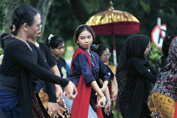 Mahasiswa UM menari dalam peringatan hari tari sedunia