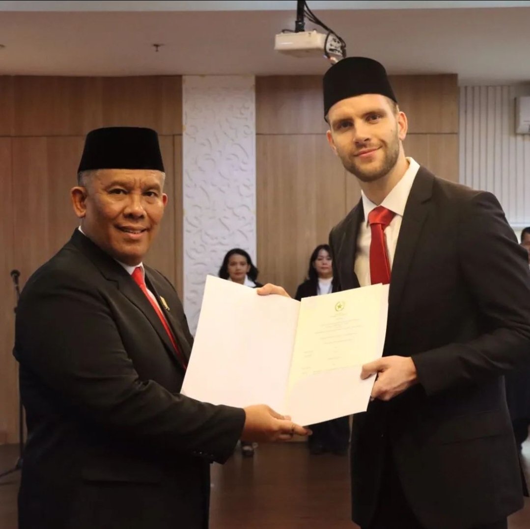 Maarten Paes (kanan) setelah menjalani sumpah sebagai WNI pagi tadi. (X/Istimewa)