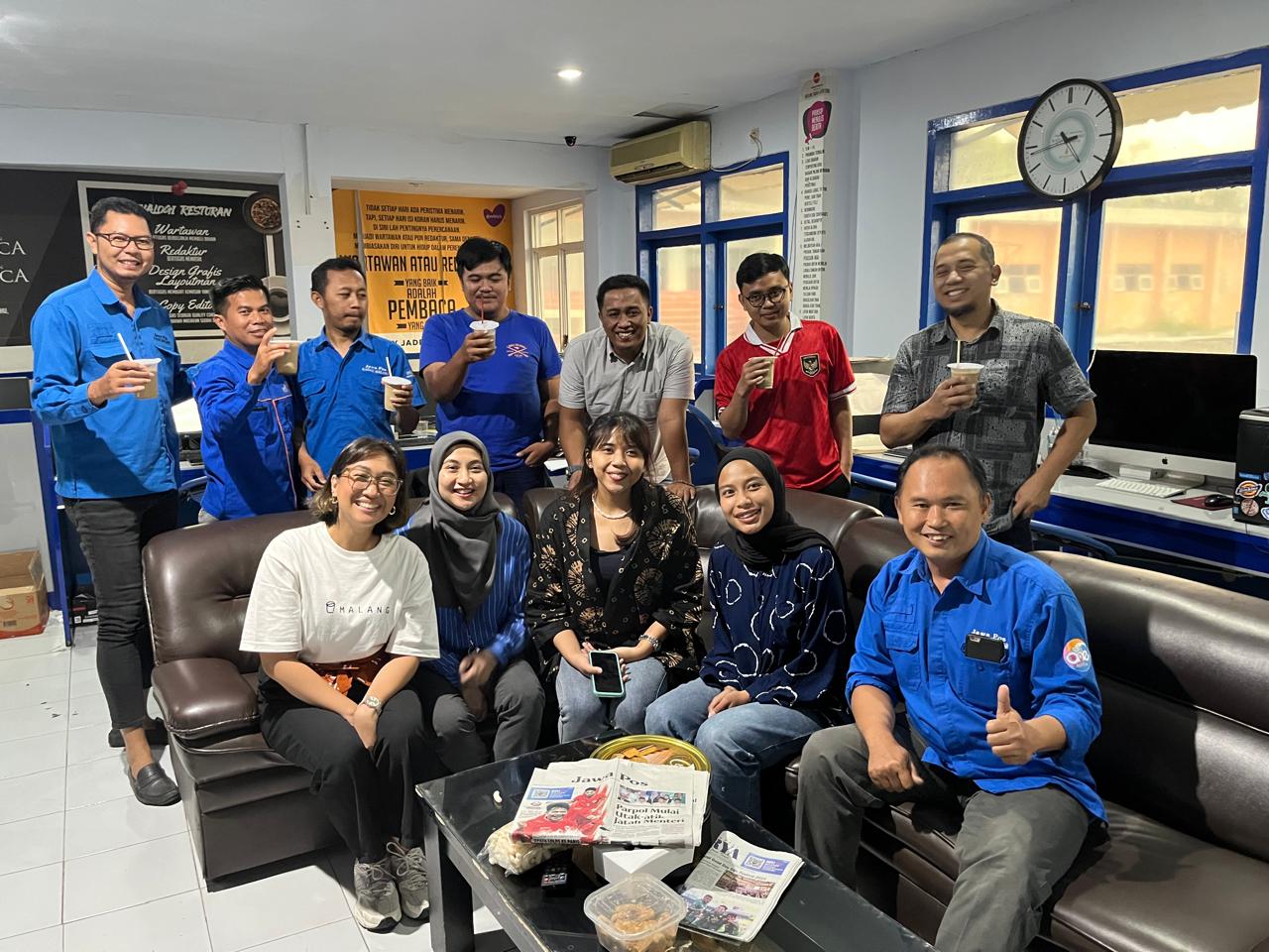 Tim Toko Kopi Tuku di ruang redaksi lantai 3 kantor Jawa Pos Radar Malang Senin (29/4)