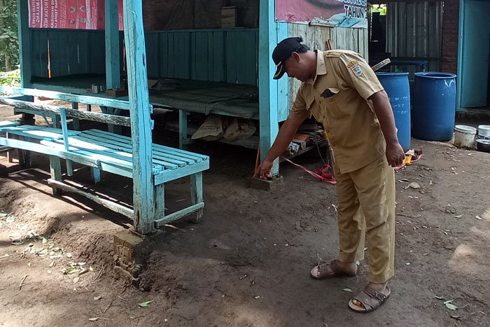 Perangkat Desa Rembun Dampit Malang menunjukkan titik lokasi penganiayaan lansia oleh mantan napi
