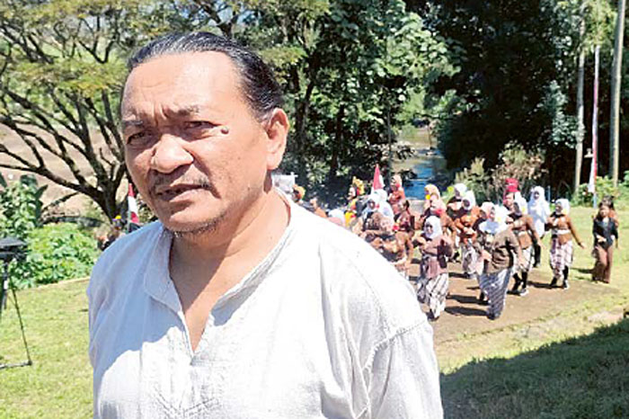 SENIMAN KONDANG: Winarto Ekram memberi keterangan kepada wartawan sambil mengawasi murid-muridnya menari di Latar Seni Desa Pendem.