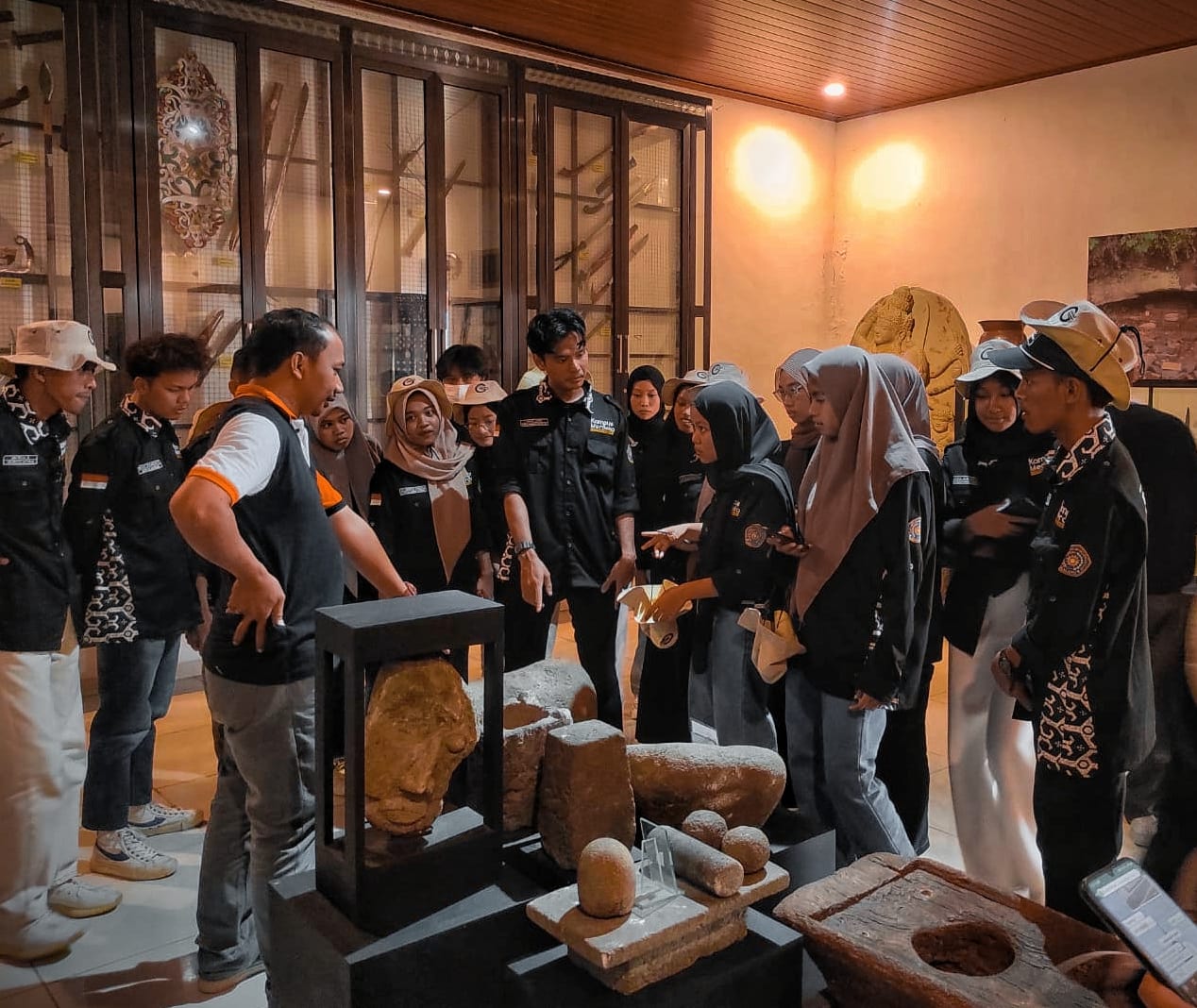 WISATA SEJARAH: Pengunjung yang didominasi pelajar dan mahasiswa mendengarkan paparan terkait Kerajaan Singhasari.