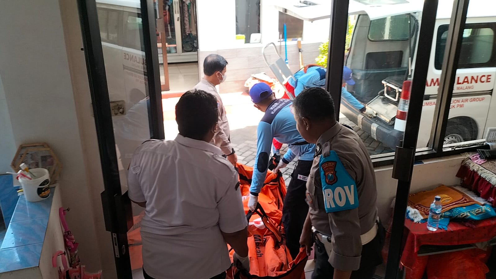 RESPONSIF: Petugas dari Polsek Pakisaji dan Relawan mengevakuasi jenazah di rumah kos Jalan Raya Pakisaji RT 1 RW 2, Desa Pakisaji.