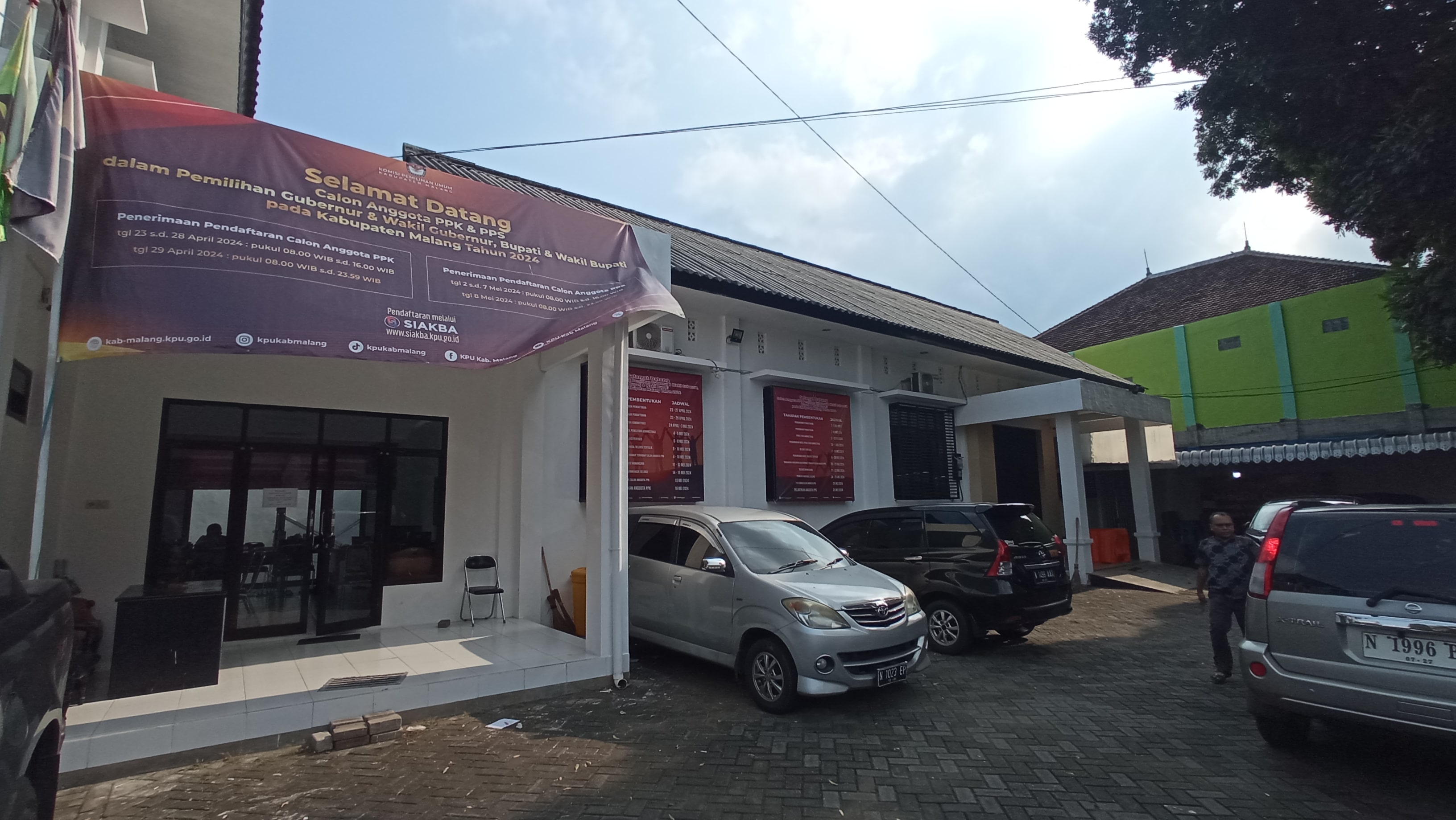 JELANG PILKADA: Kesibukan di kantor KPU Kabupaten Malang di Jalan Panji, Kepanjen semakin bertambah selama seleksi calon PPK berlangsung.