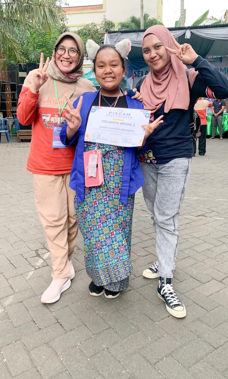 JUARA 3 : Juara 3 FLS2N kategori Gambar Bercerita Fiellaneva Abigael Zefanaya Putri berfoto dengan Kepala SDN Model Kota Malang dan guru dan pendamping lomba.