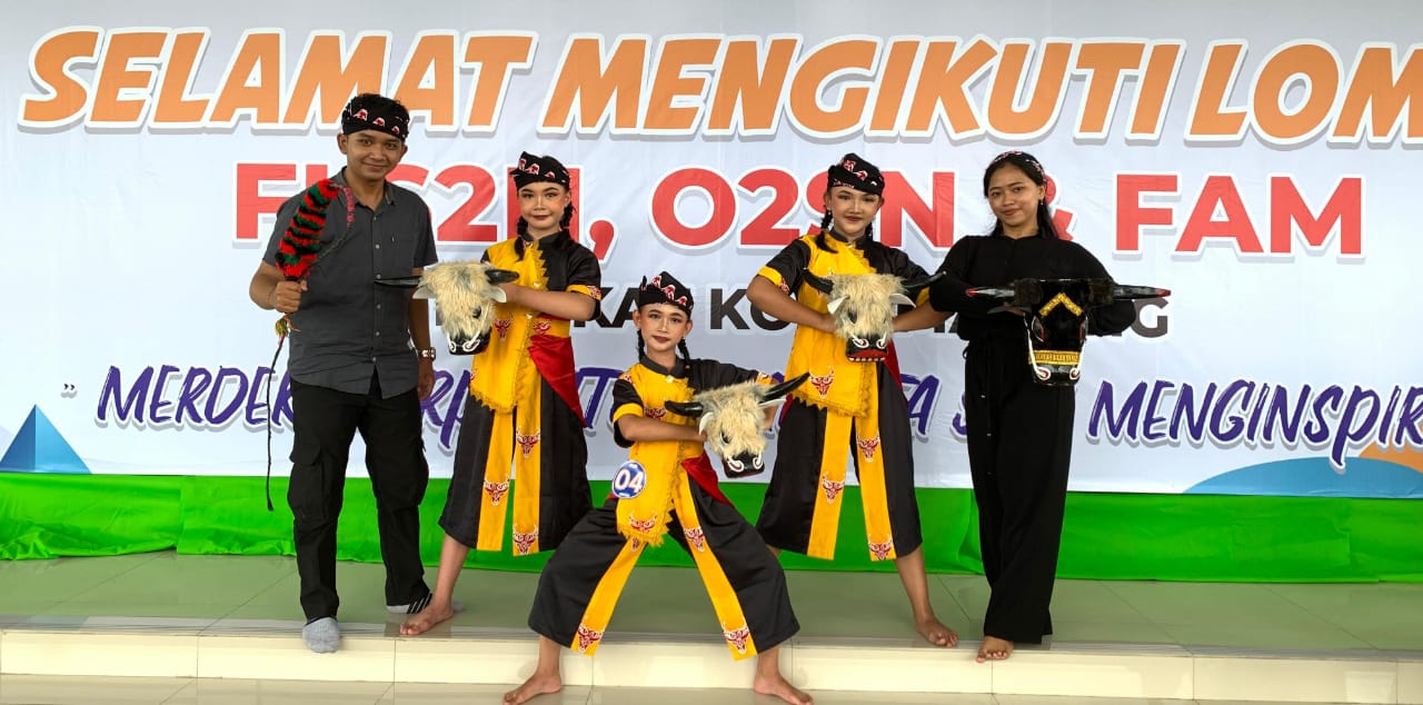 KEREN : Penampilan memukau Juara 3 FLS2N kategori Seni Tari, Selasa (23/4).